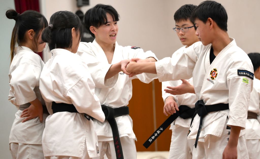 上級生が下級生に技を教えている様子
