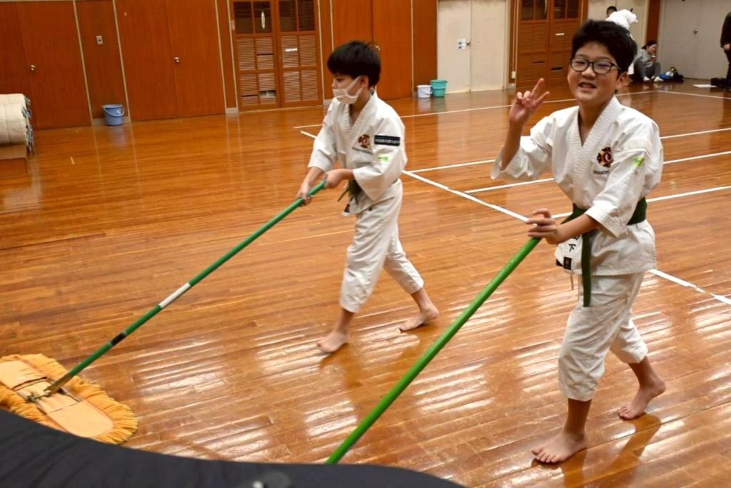 練習後に子どもたちが一緒に掃除をしている様子