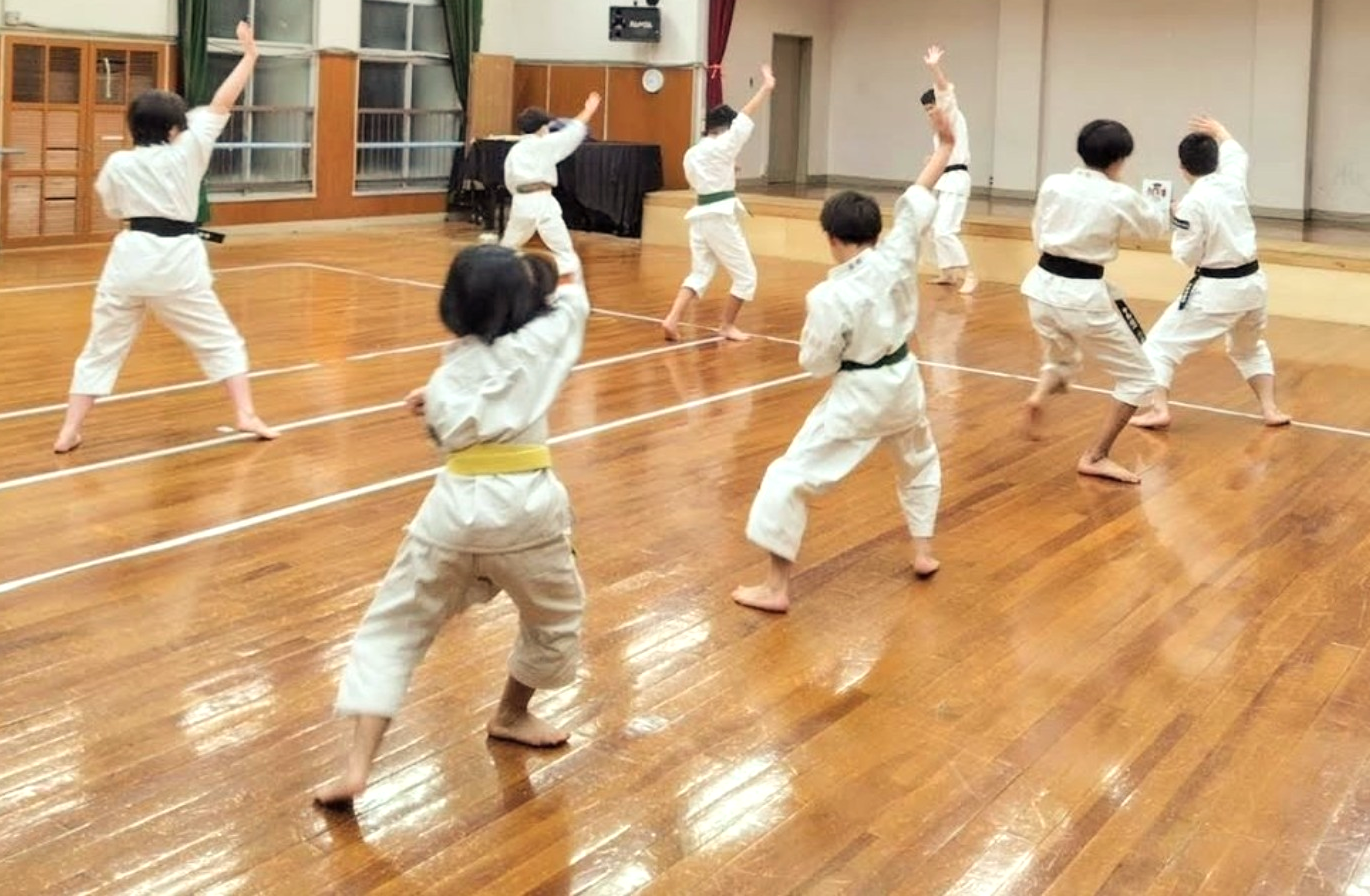 小学生から高校生までが一緒に行う基本練習